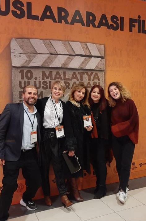 Ayfer Kölük Malatya Uluslararası Film Festivali 2021 Halk Jürisi Ayfer. Objektif bakış açısını tecrübeleri ile birleştirmenin meyvelerini alıyor.